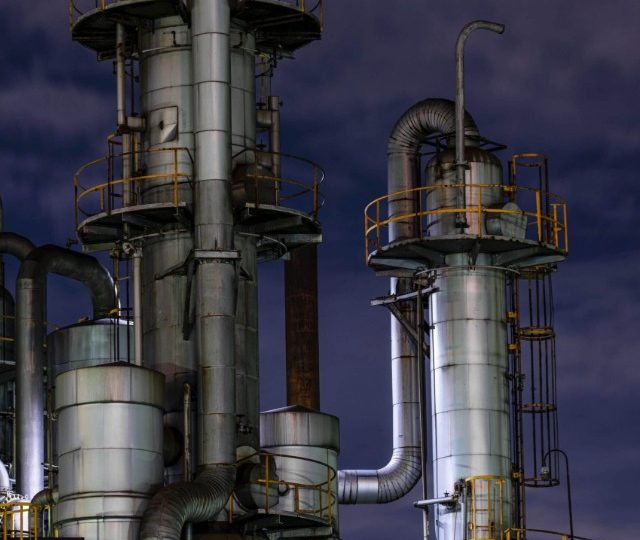 contaminacion-ambiental-y-exterior-de-la-fabrica-por-la-noche-scaled_640x960